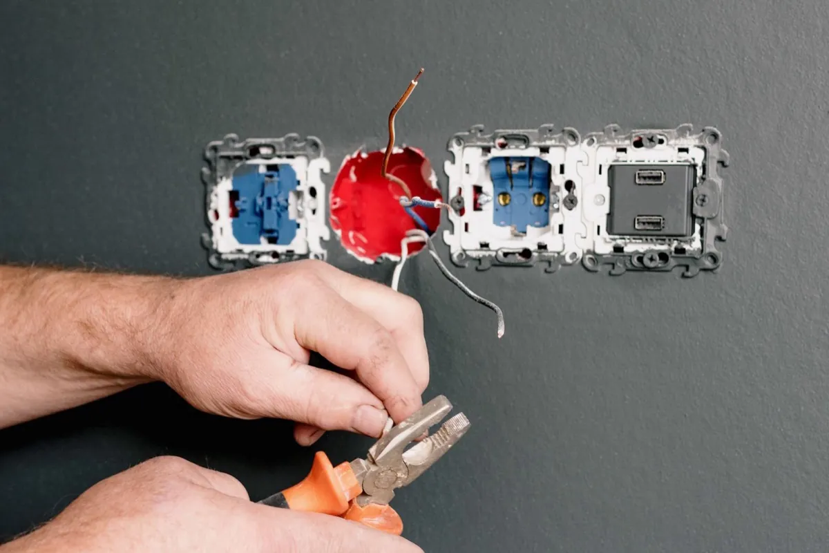 Electrician at work, a website for tradesmen as a source of jobs